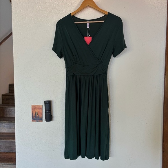 Elegant Dark Green Midi Dress - Picture 1 of 6